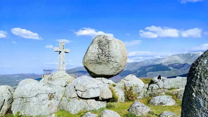 Paisaje varias piedras y mirador con cruz grande sobre piedra